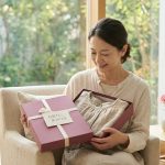 母の日に贈りたい「究極の休息」。頑張るお母さんの心と体を解き放つ上質なルームウェアの選び方