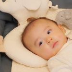出産準備で忘れがちな「枕」の役割。新生児に枕は必要？授乳や抱っこを楽にする賢い選び方
