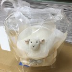 未年の出産祝いに、かわいいひつじガラガラボールを