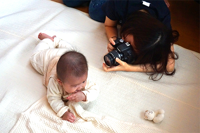 赤ちゃんの可愛い写真の撮り方 スマホでの撮影のコツ アングル シチュエーション ベビーとママのお店 プチフィー