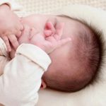 「魔の3週目」で寝ない・泣き止まない！いつまで続く？新生児のギャン泣き対策とママ・パパの乗り越え方